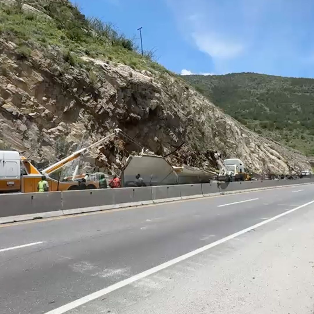 Cierran Casetas por Accidente de Tráileres en Carretera Los Chorros